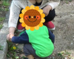 公園で遊ぶ子連れのママの胸元の防御力の低さは異常