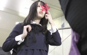 【まさかの失禁!!】電車内でアイドル級の美少女JKばかりを狙った大胆不敵な痴漢動画が凄すぎると話題に！！！