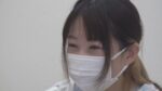 この娘がおっぱいより標高高い勃起デカ乳首の持ち主とは信じられない童顔貧乳ママさん胸チラ盗撮