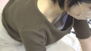 ホクロと乳首ドッチが色濃いか見比べながら抜き比べる黒豆ママさん胸チラ盗撮