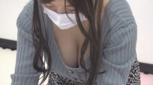 お尻のワレメと見紛う見事な谷間に顔埋めたくなる爆乳ママさん胸チラ盗撮