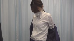 真新しいリクスーも反応も初々しい新人貧乳OL健診着替え＆ちっぱい触診盗撮